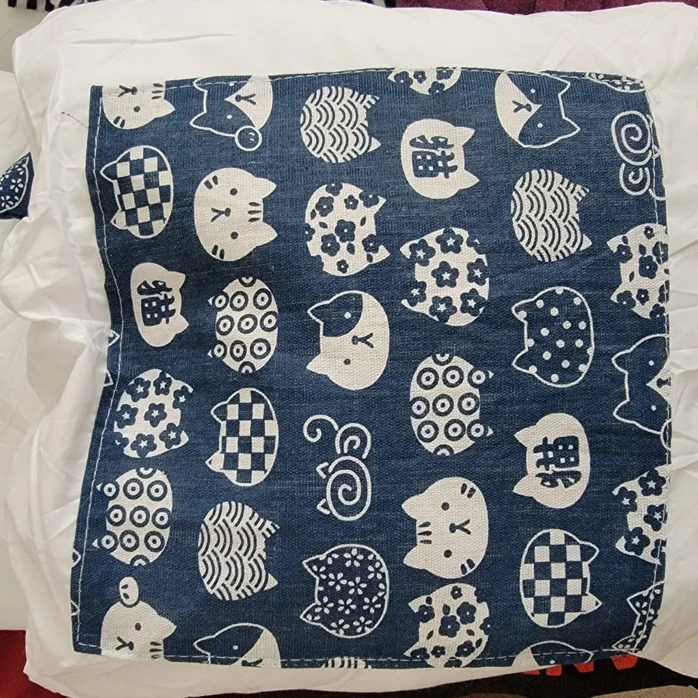 Royal Wise Kitty Faces Pocket Nest Pet Bed